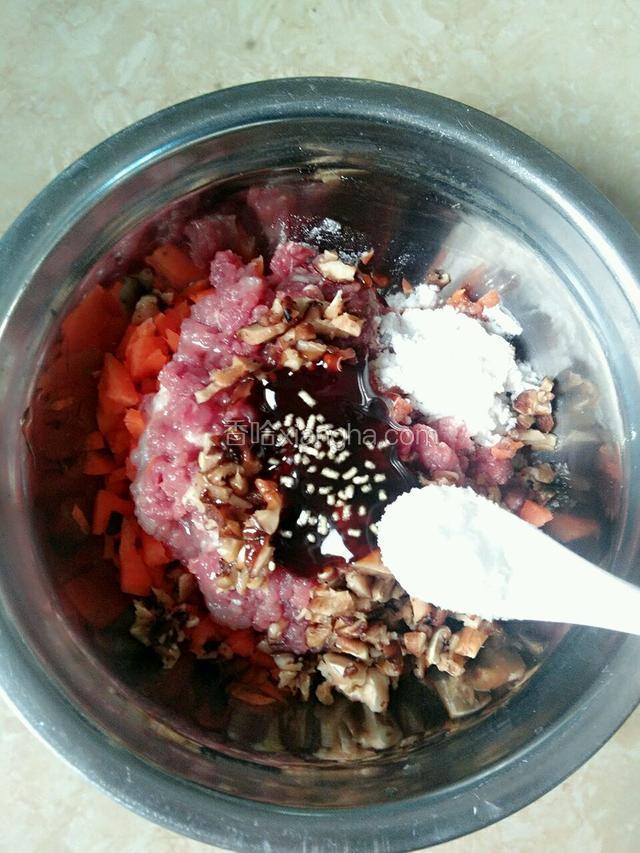 将剁好的瘦肉、红萝卜、冬菇放在一起，倒进半匙盐、少量鸡精、一匙玉米淀粉、两匙半耗油和少量油腌十五分钟。