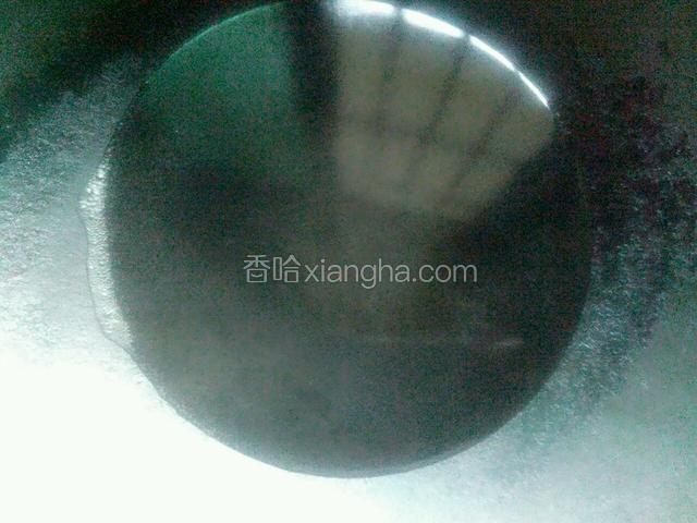 锅中放进适量水烧至沸腾。