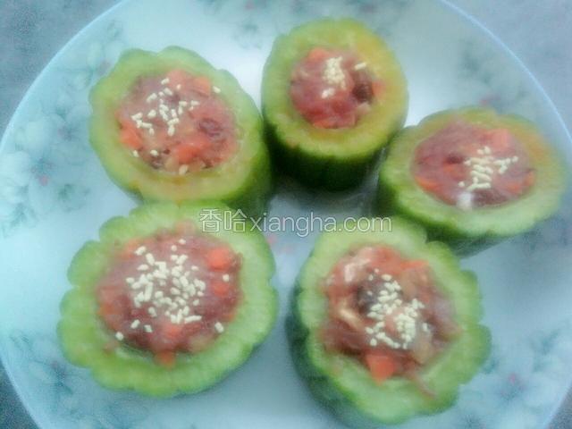 将放好鸡精的苦瓜放正塞上腌好的肉，再放少量鸡精在肉上。