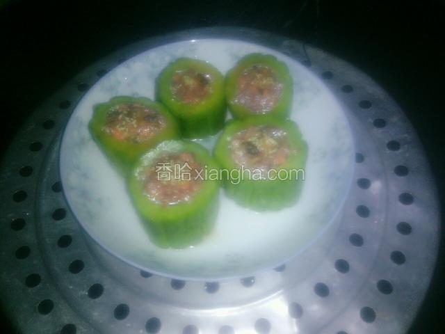 待水烧沸腾后放进一个蒸坐再放进苦瓜盖上盖子，蒸至二十五分钟即可。