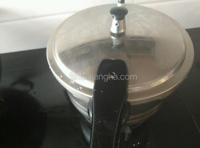 盖上锅盖大火煮至冒气，转小火继续煮约20分钟关火。