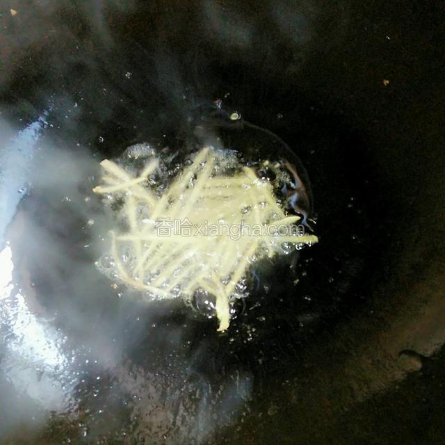 锅中多放一些油，放入姜丝