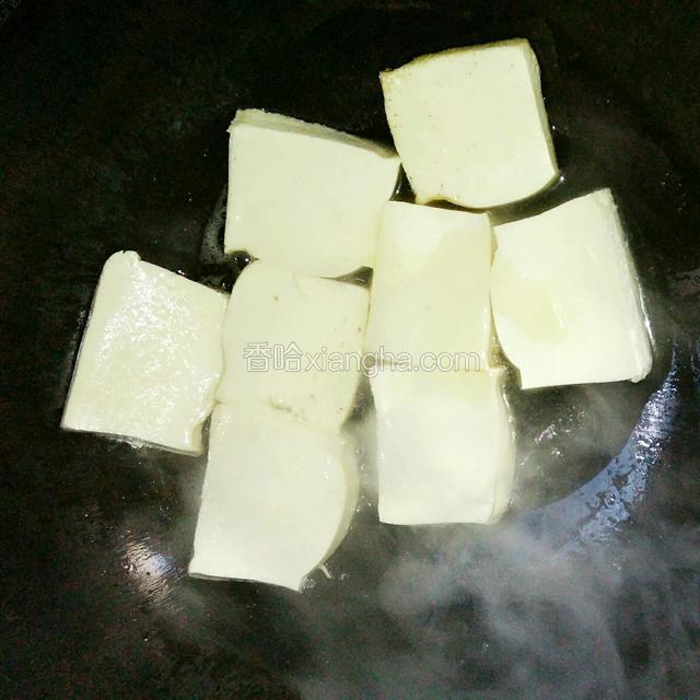 小心的放进豆腐片