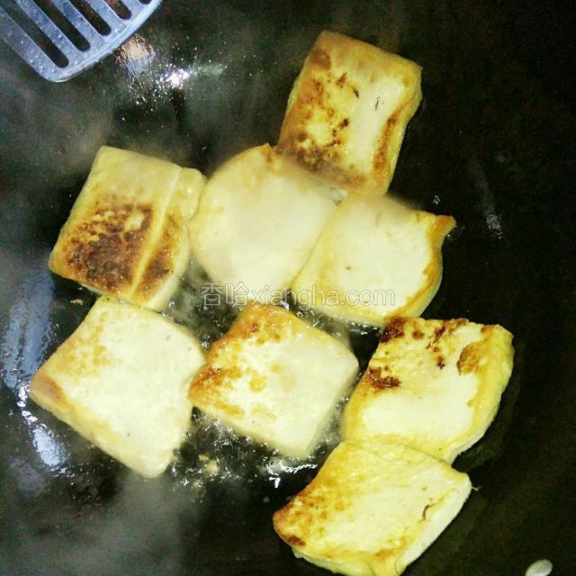 小火慢煎至两面金黄