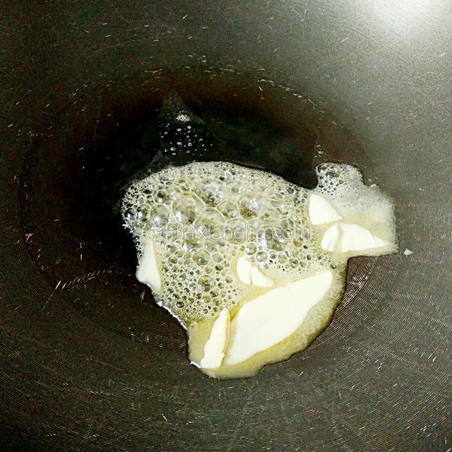 不粘锅烧热，放入黄油加热到融化。