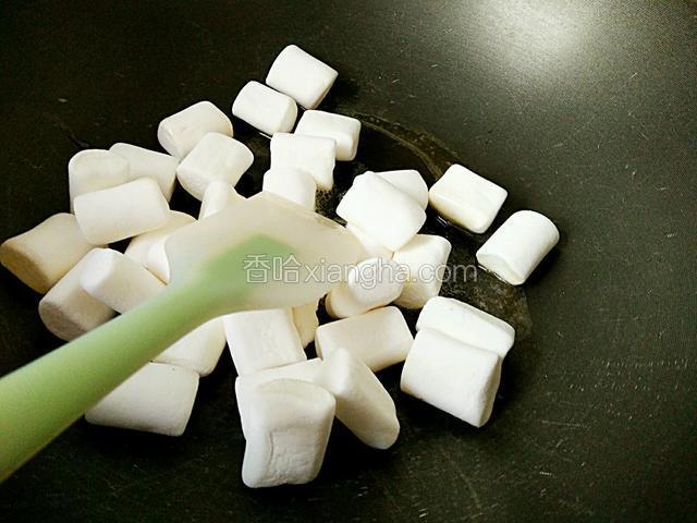黄油融化，然后放入棉花糖搅拌融化。这期间用中小火就可以