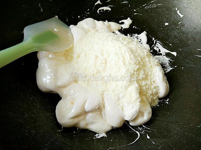 等到棉花糖融化以后，加入奶粉，迅速的拌匀。