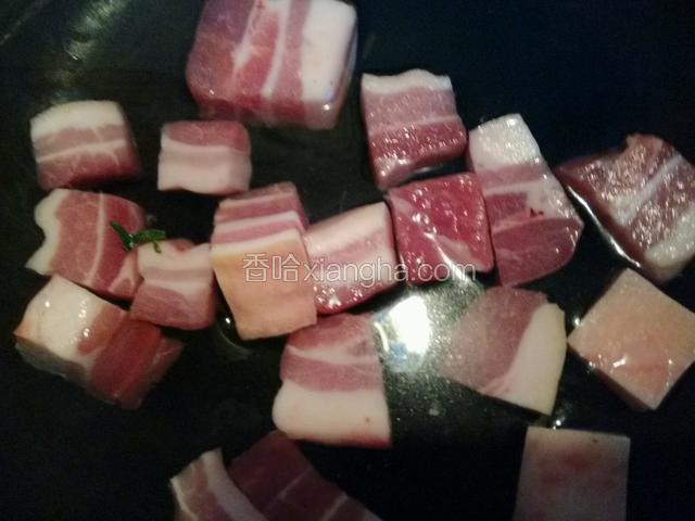 肉块用清水洗净；