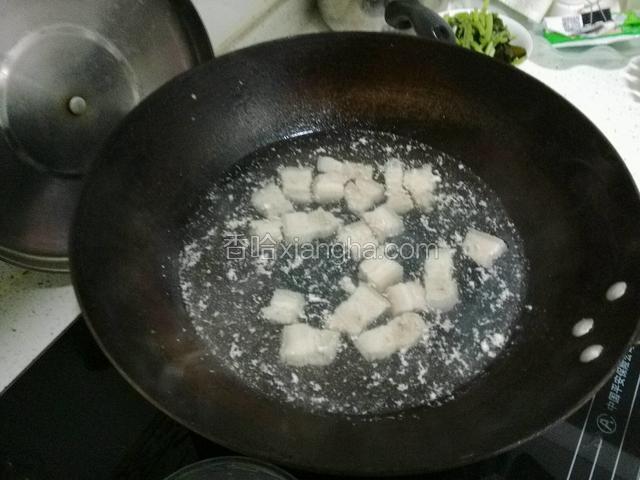 沸水放料酒料酒焯一下肉块，祛除血沫；