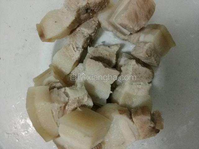 焯水洗净，紧一下后滴五花肉块；