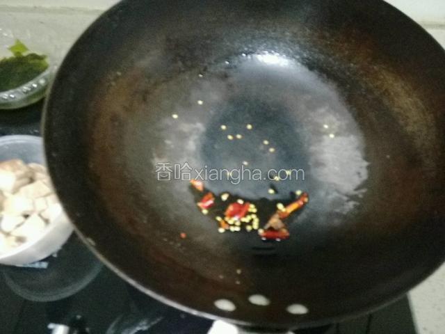 热油下锅，干红辣椒，葱姜爆香；