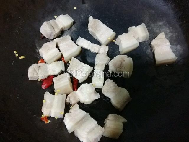 放入五花肉，加料酒及适量食用盐小火煸炒；