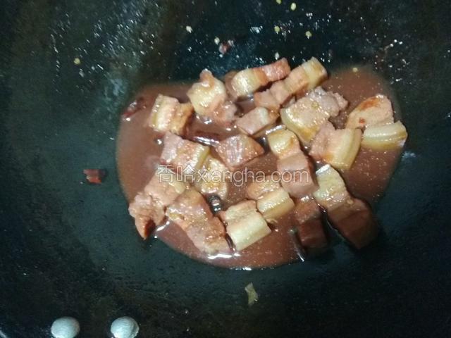 30分钟后滴腐乳肉汤汁粘稠，收汁后即可盛出摆盘；