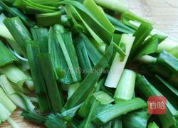 蒜苗炒蛋的做法图解2