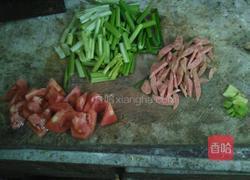 芹菜炒香肠的做法图解2