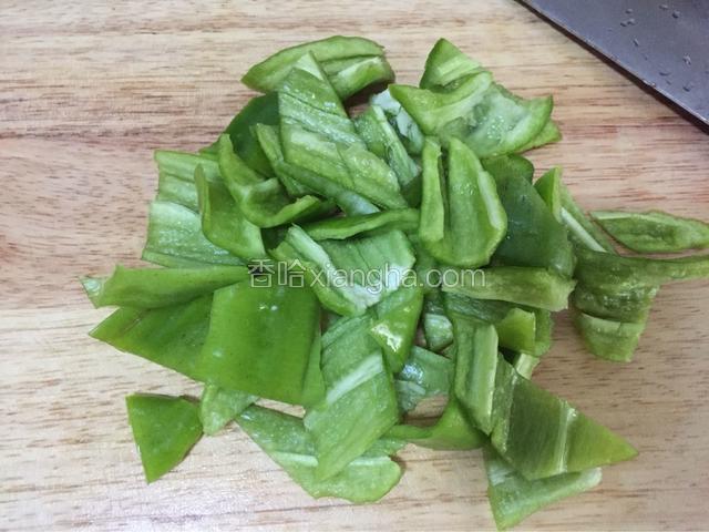 尖椒去蒂去籽洗干净控干水分,切成滚刀块。