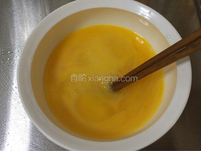 磕入鸡蛋打散,搅打3分钟。