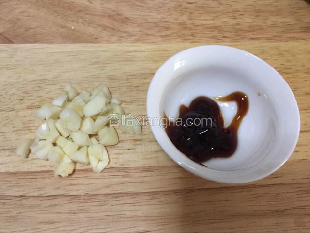 大蒜去皮拍扁切小粒,把蚝油备上。