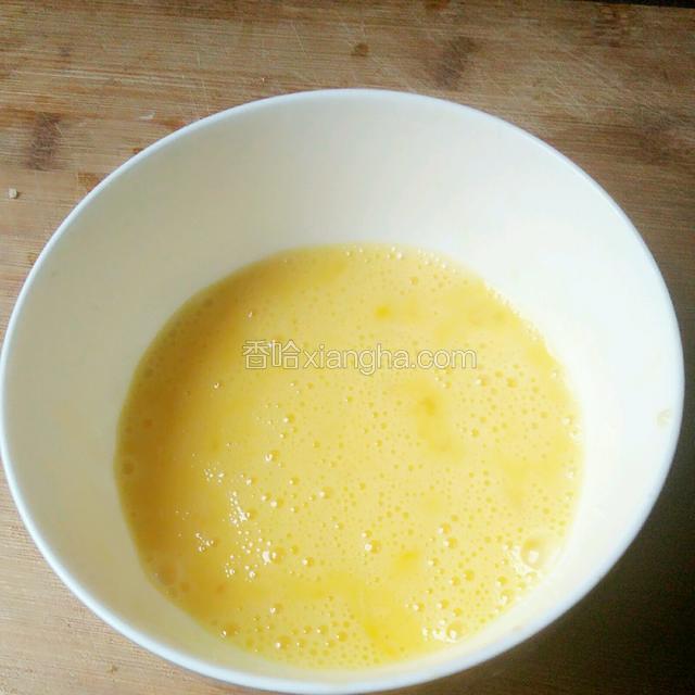 鸡蛋磕在碗里打散