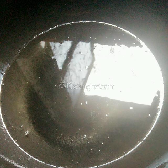 锅中多加一些油，烧至六成热