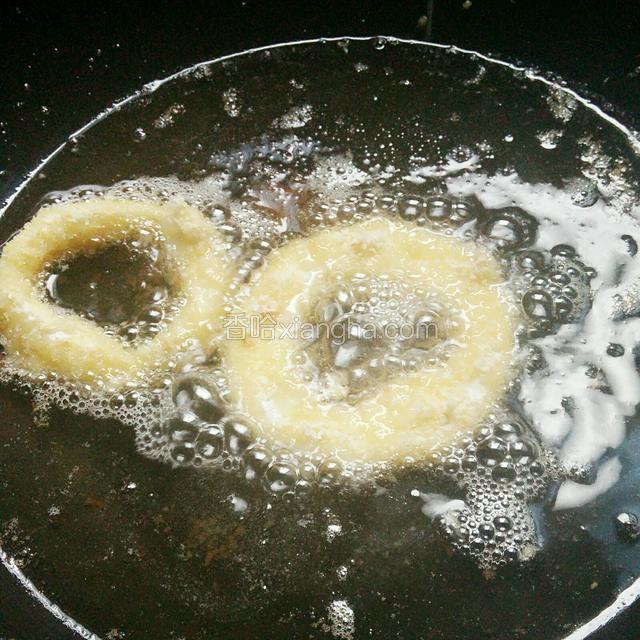 放入苹果圈炸制