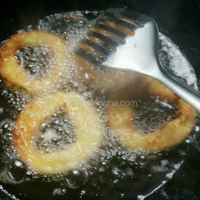 待炸至两面金黄，捞出放在吸油纸控去多余的油