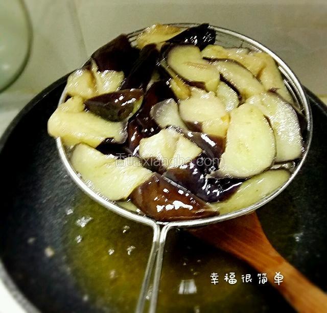 煎炸到茄块塌软，略呈金黄色，捞起。