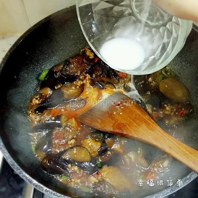 最后加适量鸡精，慢慢倒入淀粉水边倒边翻炒。