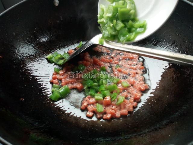 再加入青椒改中火翻炒一会，出锅装盘备用。
