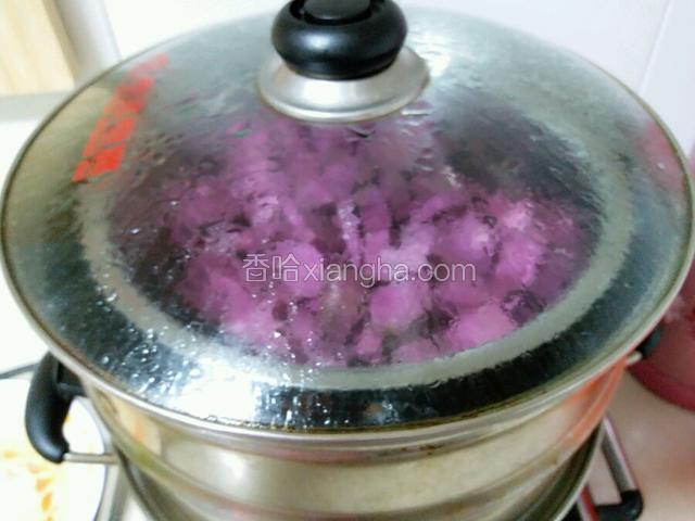 上笼大火蒸25分钟关火取出。