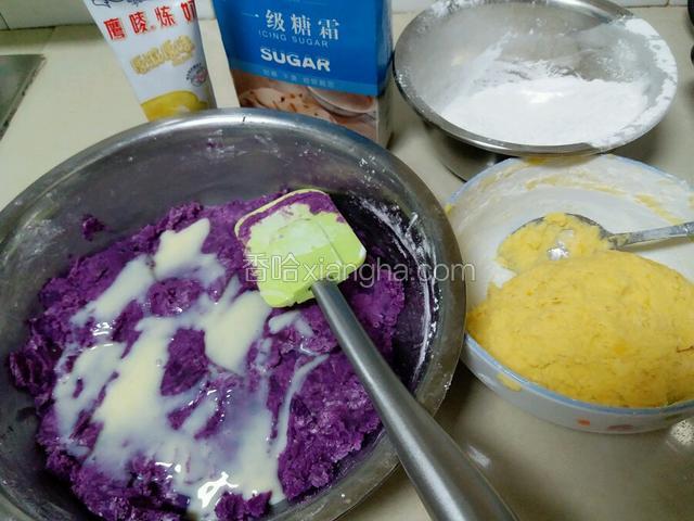再分别加入糖粉、炼乳和糯米粉拌匀。