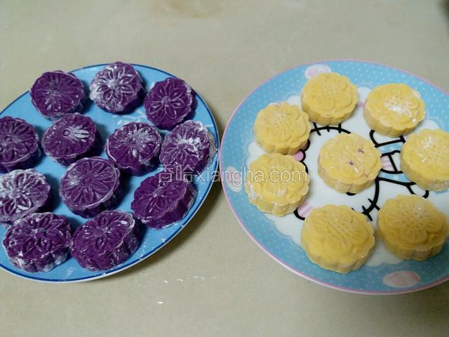 如图全部压完花型放到盘子里。