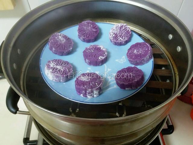 随后上锅蒸8分钟关火取出。