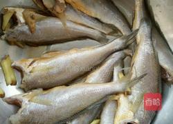 干炸小黄鱼的做法图解1