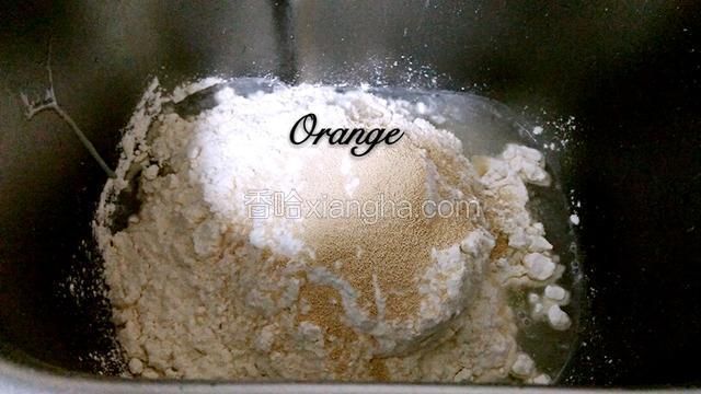 将鸡蛋，水，白糖，高筋面粉，炼乳，酵母放在面包机桶