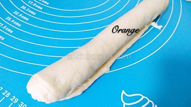 然后将这长条状面片卷起来。