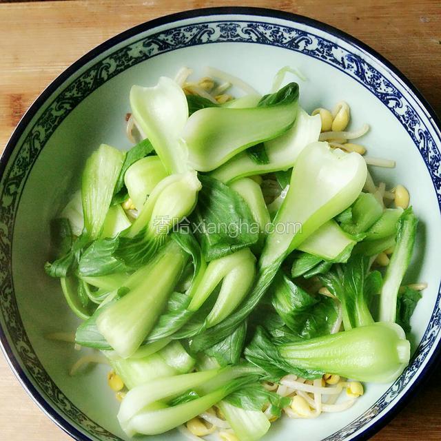 把焯水后的豆芽、青菜放在汤碗里