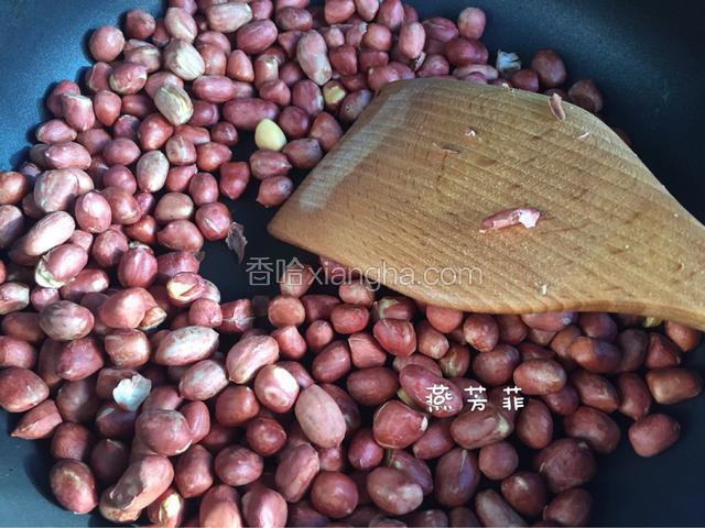 花生放入锅中小火炒，闻到有明显的花生香味和爆皮的声音即可盛出。