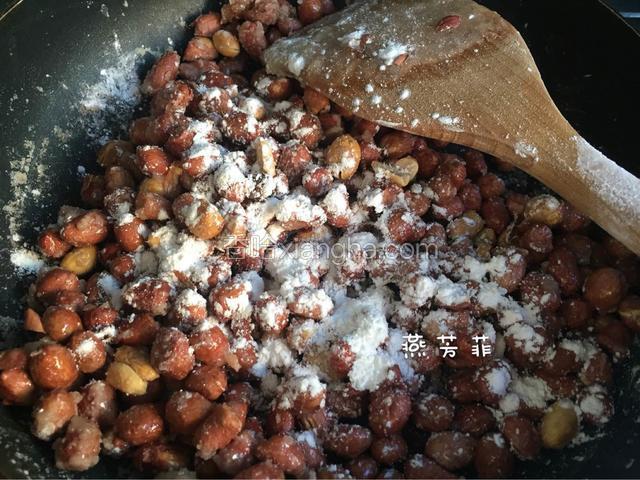 再分次撒入少量淀粉翻炒，一次少放一点，多撒几次。
