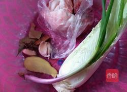 白菜蒸五花肉的做法图解1