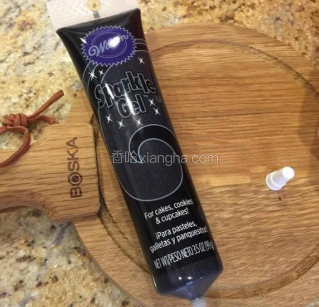 用这个可以直接给圣诞老人画眼睛，没有的话没有巧克力豆也行，实在没有就用黑芝麻粒