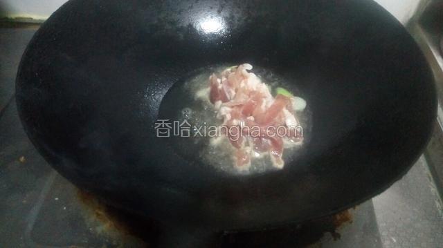 锅中做油，放入肉葱，姜煸炒