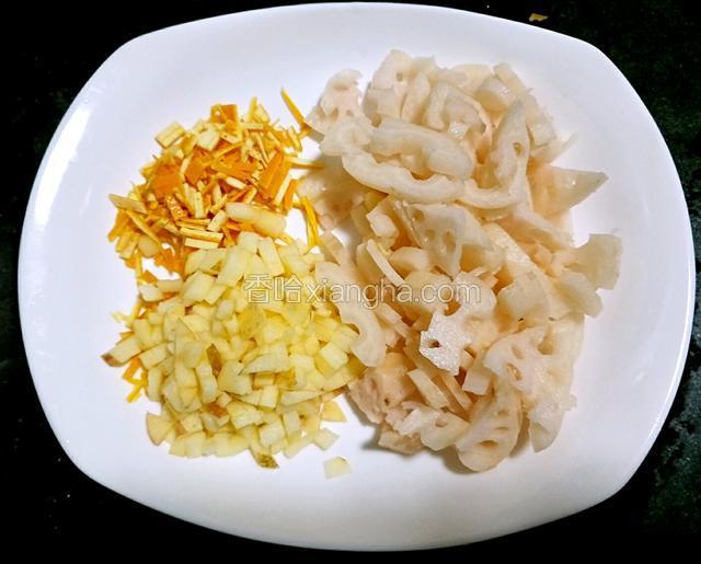 食材切成小段或片，粒。