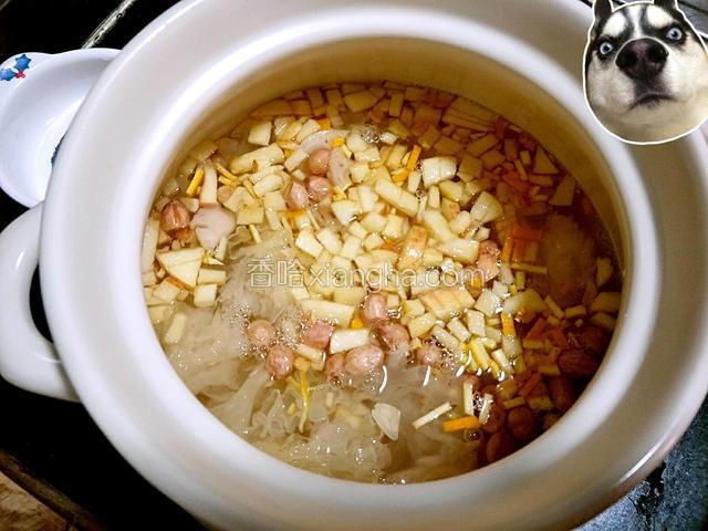 倒入适量纯净水，想喝汤就多一些水。