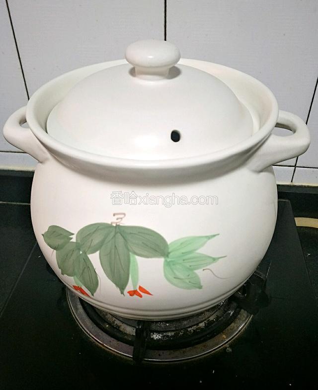盖盖，大火烧开后，转小火，炖2~3个小时，喜欢黏糊口感的可以多炖会。