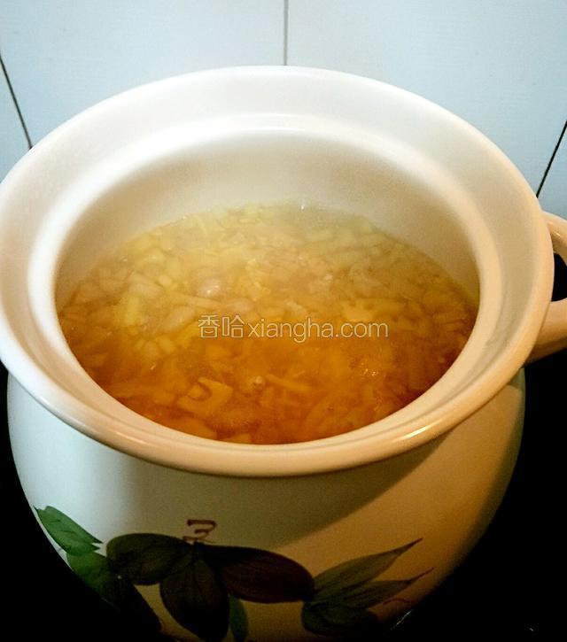中途加入十几块冰糖，爱吃甜的可以多放。糖煮化后再煮一会就可以出锅了。