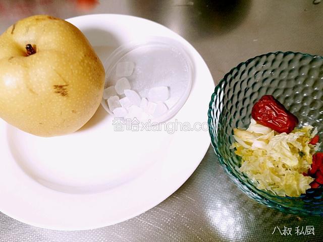 首先，把梨洗好 这里用丰水梨 个大皮包。多汁。