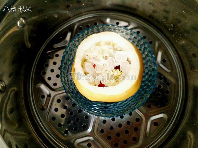 把梨碗儿放入一个合适的碗中，一会蒸的时候会出汁。要的就是汁水。