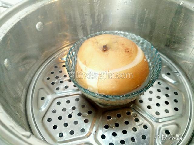 30分钟后关火闷2分钟，让梨汁水慢慢降温后开盖。梨的皮已经炸开了。已经OK了。