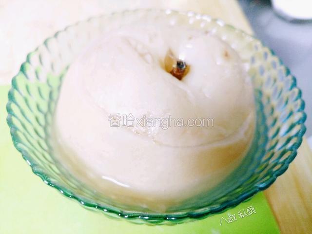 取出梨 把皮拿掉即可。要小心梨很软。不要破坏形状。雪白雪白的。。摸摸哒
